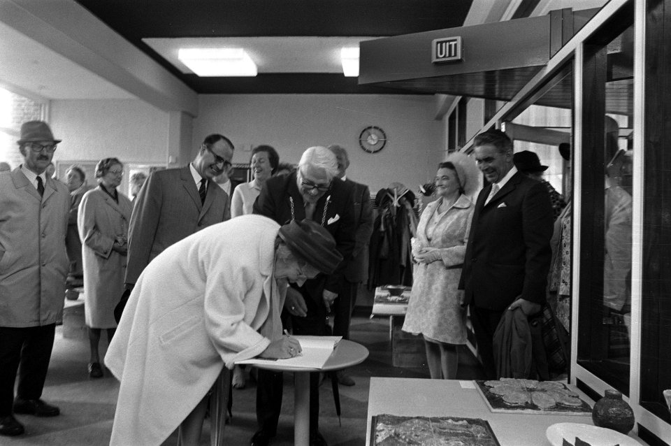 Koningin Juliana zet haar handtekening in het gastenboek van bejaardentehuis Lam, Bestanddeelnr 925-6561