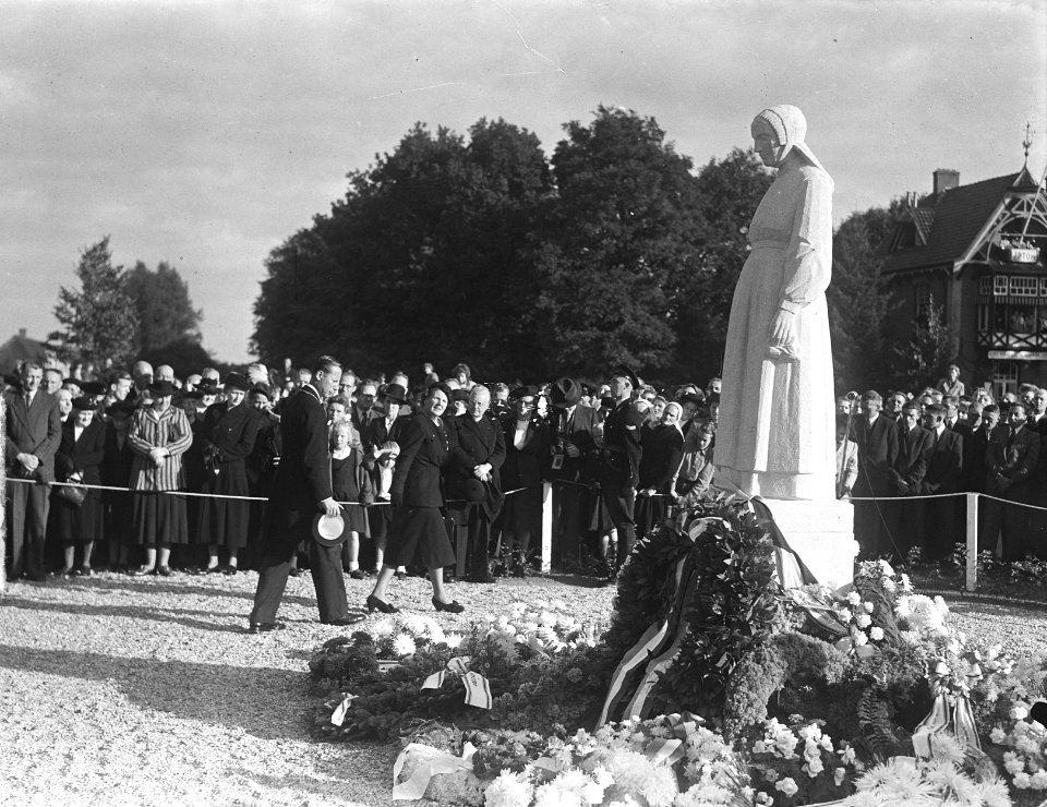 Koningin Juliana onthult een oorlogsmonument te Putten, Bestanddeelnr 903-6345