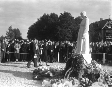 Koningin Juliana onthult een oorlogsmonument te Putten, Bestanddeelnr 903-6345