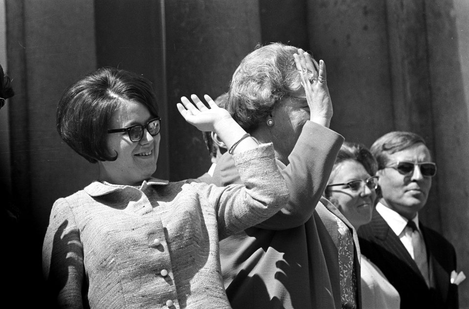 Koninginnedag, defilee op Soestdijk, prinses Christina zwaait, Bestanddeelnr 919-0923