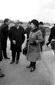 Koningin Juliana wordt ontvangen op het terrein van de opgraving, Bestanddeelnr 926-9640