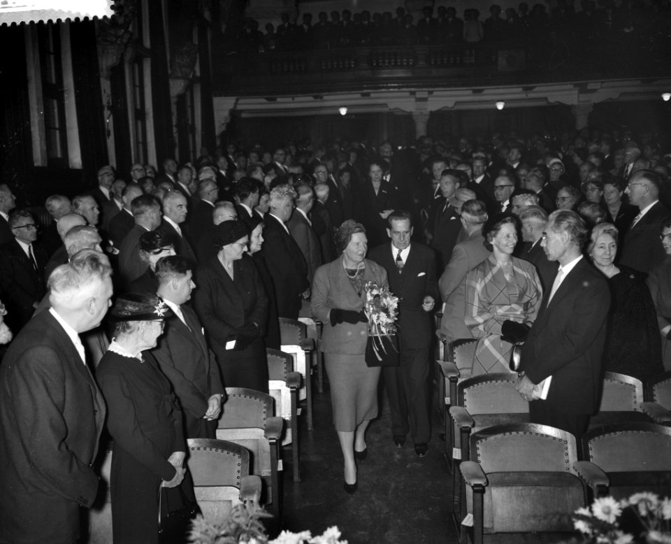 Koningin Juliana woont vergadering bij van de Mij tot Nut van het Algemeen , Har, Bestanddeelnr 910-8228