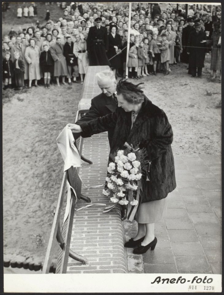 Koningin Juliana onthult, samen met burgemeester d'Ailly een plaquette ter herin, Bestanddeelnr 014-1270