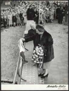 Koningin Juliana onthult, samen met burgemeester d'Ailly een plaquette ter herin, Bestanddeelnr 014-1270