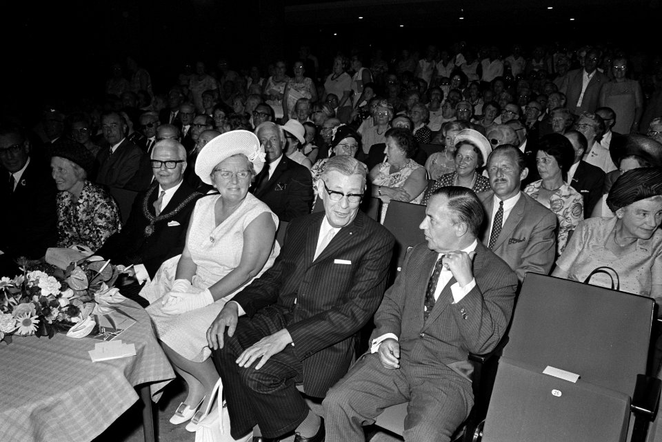Koningin Juliana woont Onafhankelijkheidscongres Expoge 1945-1970 bij in Stadsdo, Bestanddeelnr 923-5842
