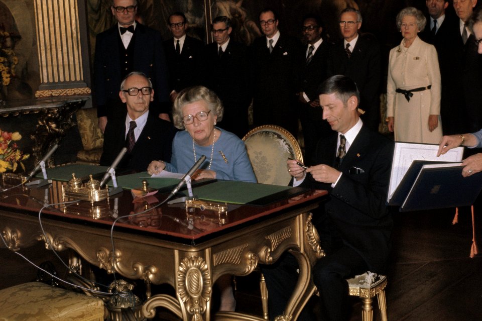 Koningin Juliana ondertekent de akte van erkenning van de Republiek Suriname op , Bestanddeelnr 254-9720