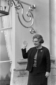 Koningin Juliana wuift haar gasten uit, Bestanddeelnr 920-1877