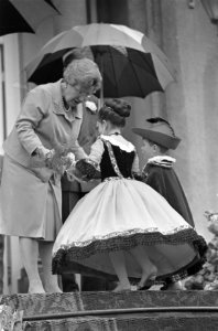 Koningin Juliana ontvangt een bloemstukje van enkele kinderen, Bestanddeelnr 921-2991
