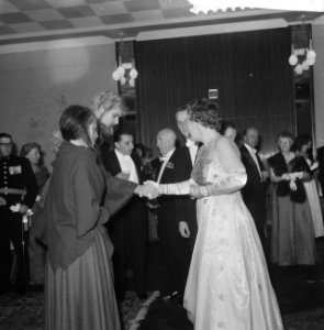 Koningin Juliana woont een galavoorstelling bij in Krasnapolsky ter gelegenheid , Bestanddeelnr 911-6805