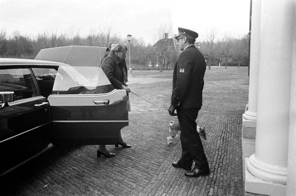Koningin Juliana zelf met hondje, Bestanddeelnr 926-0708