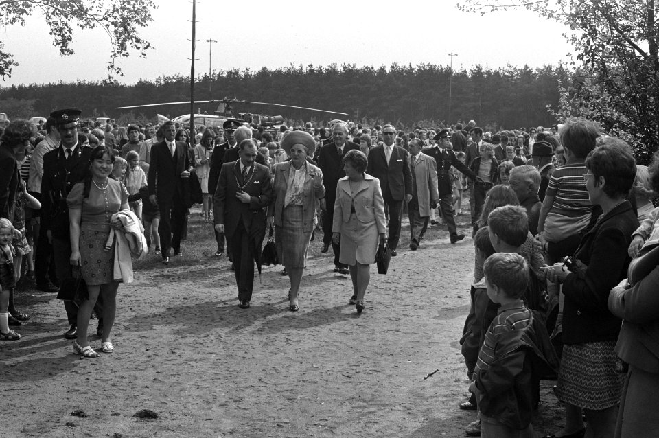 Koningin Juliana wordt rondgeleid, Bestanddeelnr 925-5829