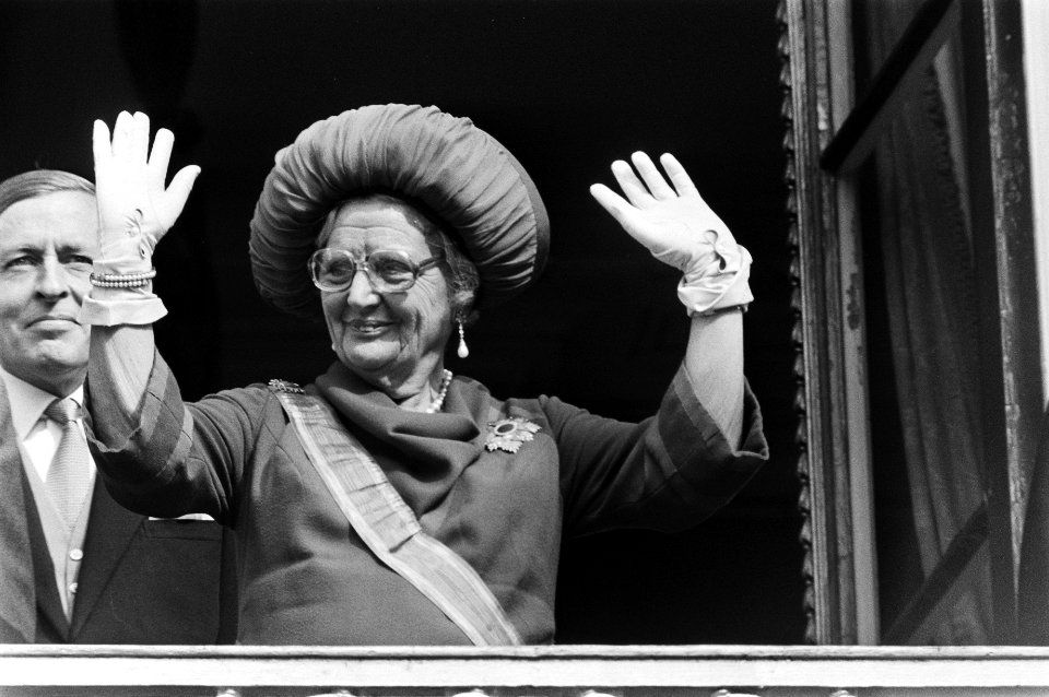Koningin Juliana zwaait met beide handen op het balkon van het Paleis Lange Voor, Bestanddeelnr 928-7920