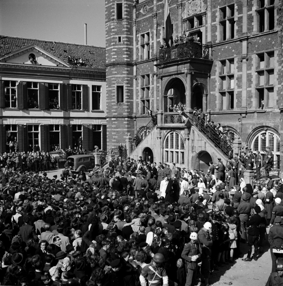 Koningin Wilhelmina op het bordes van het stadhuis van Venlo, Bestanddeelnr 900-4163