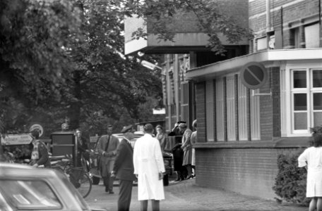 Koningin Juliana verlaat Ziekenhuis na een bezoek aan haar dochter, Bestanddeelnr 921-7148