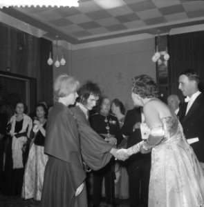 Koningin Juliana woont een galavoorstelling bij in Krasnapolsky ter gelegenheid , Bestanddeelnr 911-6812