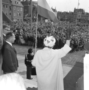 Koningin Juliana wuift naar publiek, Bestanddeelnr 917-7984