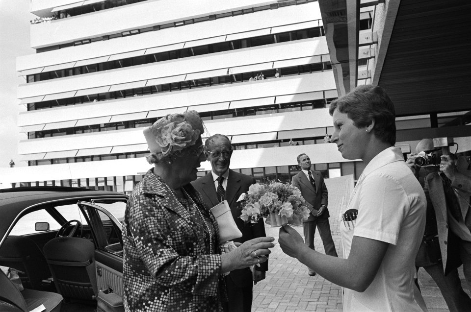 Koningin Juliana stelt Slotervaartziekenhuis in Amsterdam gebruik, koningin Juli, Bestanddeelnr 928-6554