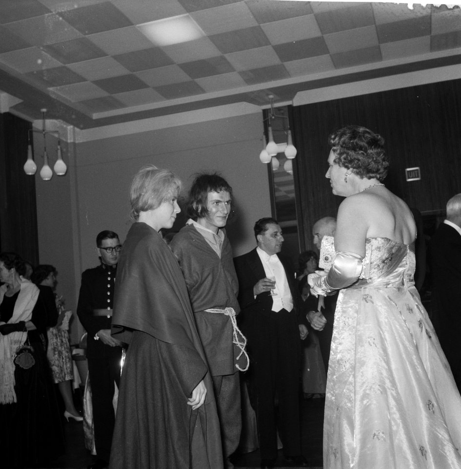Koningin Juliana woont een galavoorstelling bij in Krasnapolsky ter gelegenheid , Bestanddeelnr 911-6811