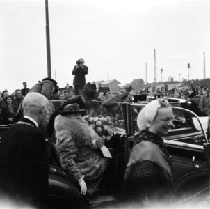 Koningin Wilhelmina stapt uit haar auto. Op de rug gezien burgemeester De Monchy, Bestanddeelnr 900-5008 photo