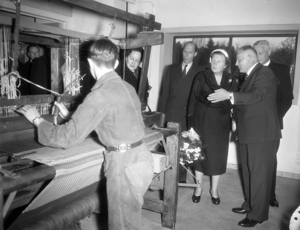 Koningin Juliana wordt rondgeleid door de vakschool, Bestanddeelnr 906-8379