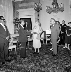 Koningin Juliana ontvangt de Surinaamse president Johan Ferrier op Soestdijk en , Bestanddeelnr 929-2086