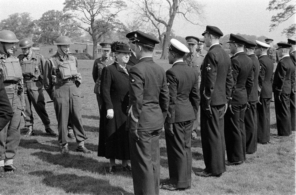 Koningin Wilhelmina op bezoek bij de Prinses Irene Brigade in het militaire kam…, Bestanddeelnr 934-9558