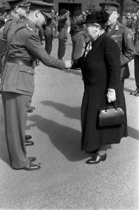Koningin Wilhelmina op bezoek bij de Prinses Irene Brigade in het militaire kam…, Bestanddeelnr 934-9554