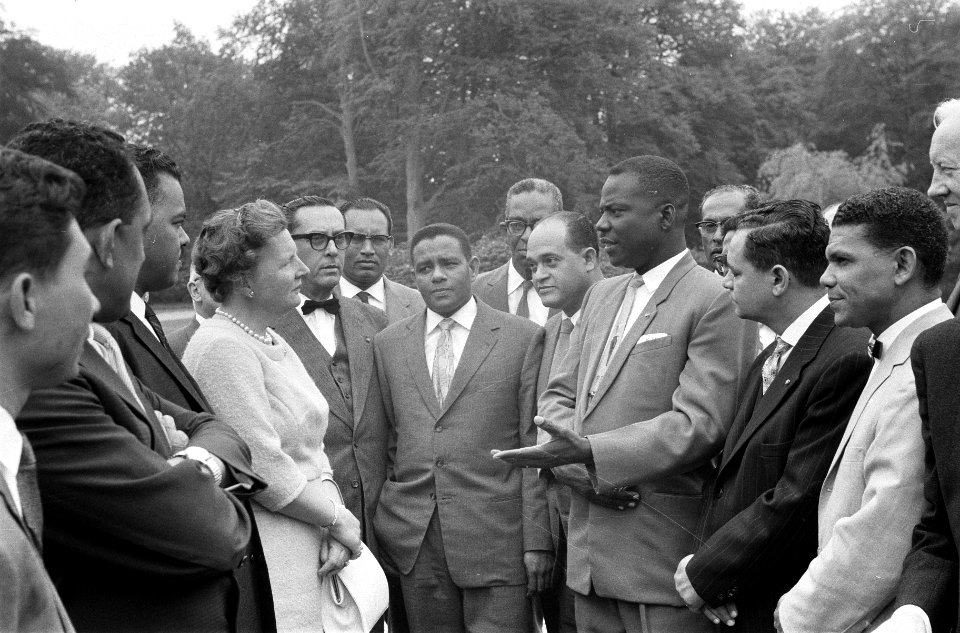 Koningin Juliana ontvangt de delegatie van de Nederlandse Antillen en Suriname o, Bestanddeelnr 911-2689