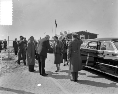 Koningin Juliana wordt welkom geheten, Bestanddeelnr 907-7176