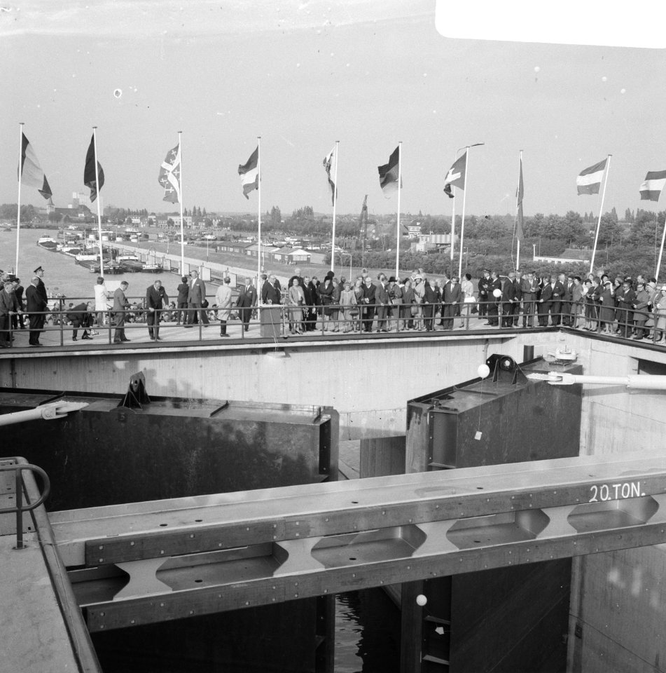 Koningin Juliana verricht de opening van het sluizencomplex in het julianakanaal, Bestanddeelnr 919-5644