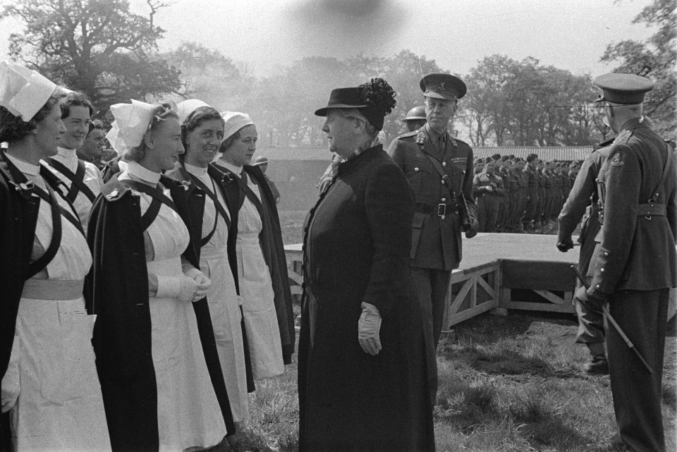 Koningin Wilhelmina op bezoek bij de Prinses Irene Brigade in het militaire kam…, Bestanddeelnr 934-9556