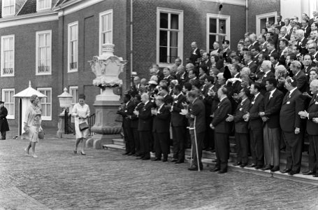 Koningin Juliana ontvangt een delegatie van het Rode Kruis op paleis Huis ten Bo, Bestanddeelnr 920-6798