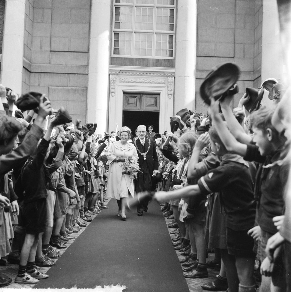 Koningin Juliana verlaat het Stedelijk Museum door een woud van padvinders. Acht, Bestanddeelnr 914-3081