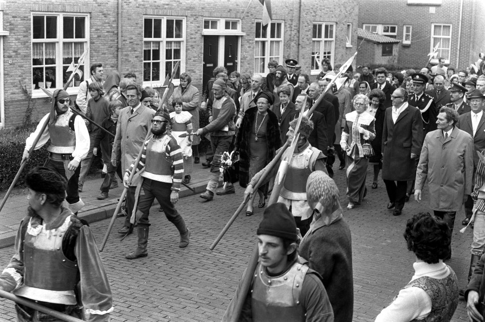 Koningin Juliana wandelt door Den Briel, Bestanddeelnr 925-5002