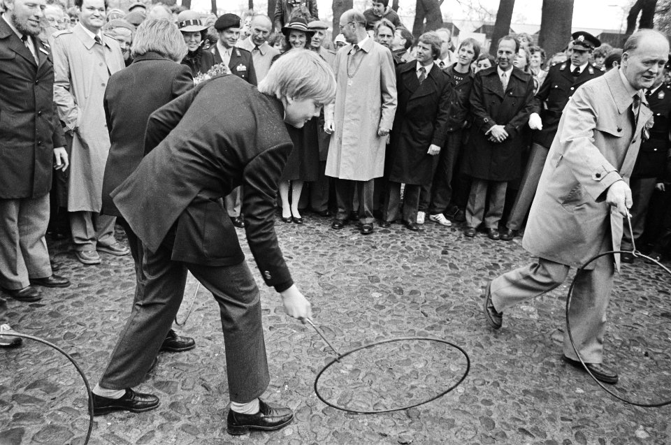 Koninginnedag, koninklijke familie in Zuidlaren. 9 Claus aan het hoepelen, 7.8, Bestanddeelnr 932-1332