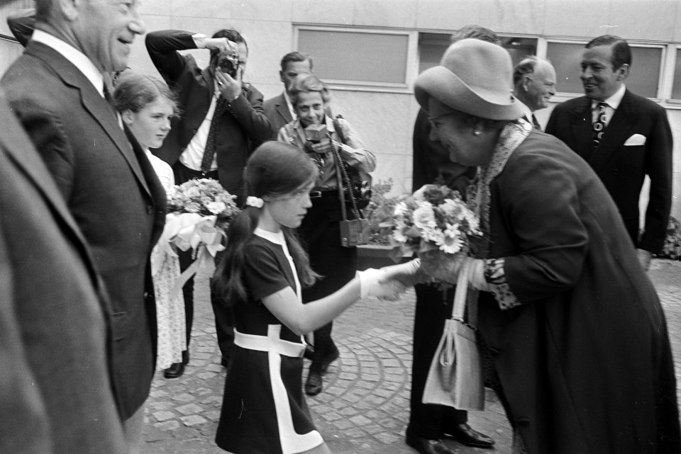 Koningin Juliana ontvangt een boeketje bij aankomst, Bestanddeelnr 923-5588