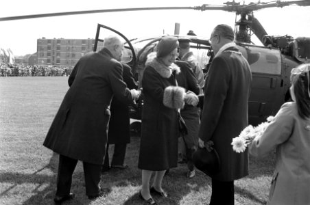 Koningin Juliana verlaat helikopter, Bestanddeelnr 925-5547