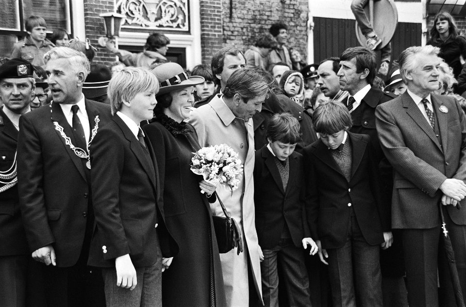 Koninginnedag, koninklijke familie in Harlingen. De burgemeester, Willem Alexand, Bestanddeelnr 932-1330