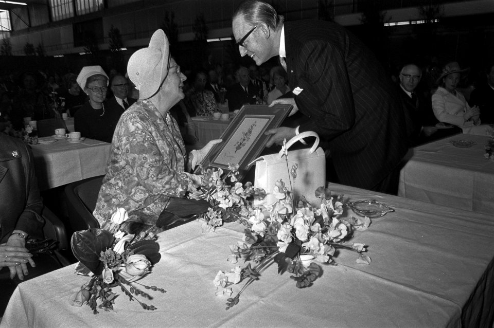 Koningin Juliana ontvangt een aquarel tijdens haar bezoek aan de Floriade, Bestanddeelnr 925-6043