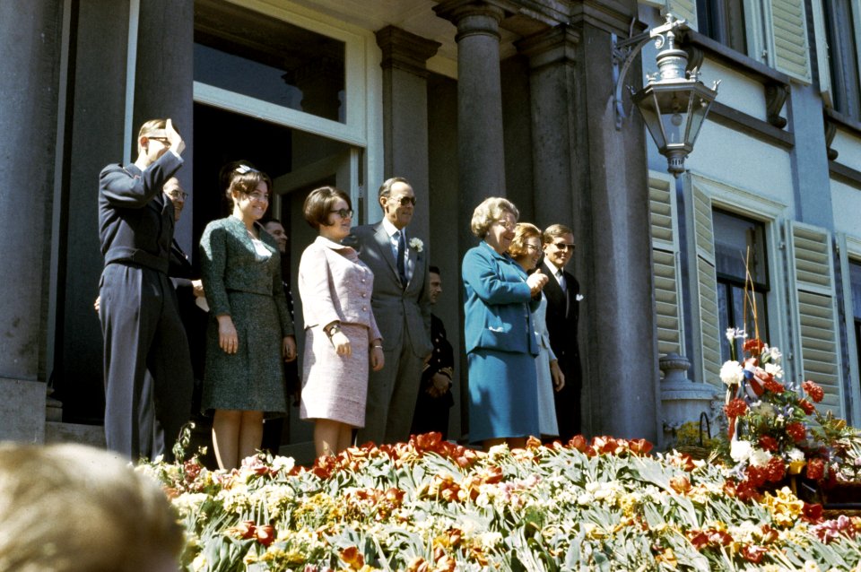 Koninginnedag, paleizen, defiles, Beatrix, prinses, , Christina, prinses, Claus,, Bestanddeelnr 254-7559