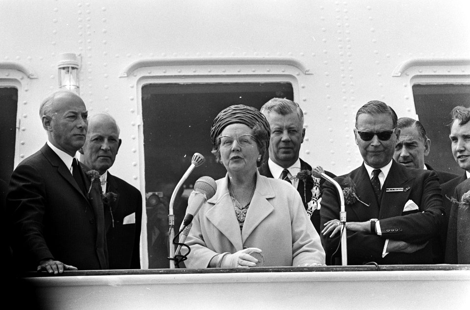 Koningin Juliana verricht de openingshandeling door het drukken op een knop. Ach, Bestanddeelnr 920-4093