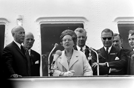 Koningin Juliana verricht de openingshandeling door het drukken op een knop. Ach, Bestanddeelnr 920-4093