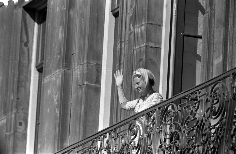 Koningin Juliana zwaait vanaf het balkon van het paleis Lange Voorhout, Bestanddeelnr 910-6736