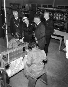 Koningin Juliana wordt rondgeleid door de vakschool naast de koningin burgemee, Bestanddeelnr 906-8381