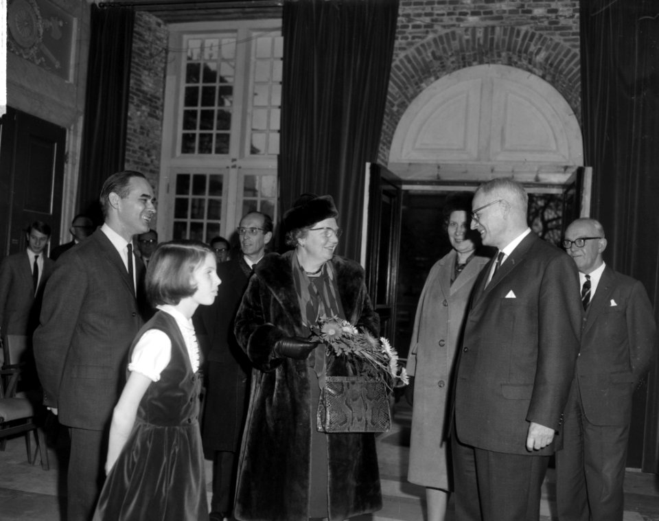Koningin Juliana wordt welkom geheten, Bestanddeelnr 917-1750
