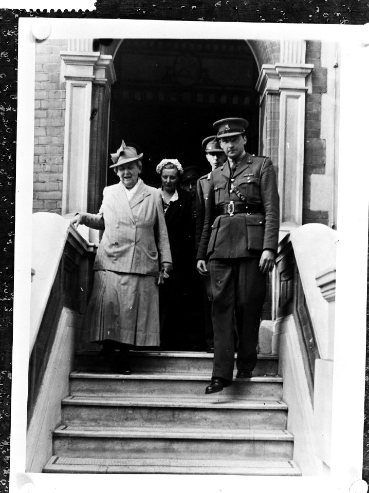 Koningin Wilhelmina en prinses Juliana brengen een bezoek aan Oranjehaven, de , Bestanddeelnr 935-2560
