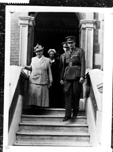Koningin Wilhelmina en prinses Juliana brengen een bezoek aan Oranjehaven, de , Bestanddeelnr 935-2560