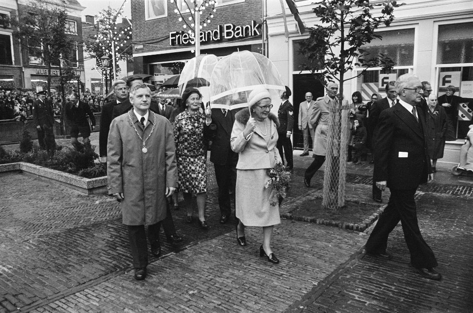 Koningin onthult standbeeld tng Protestant Gerbrandy in Sneek, Bestanddeelnr 928-8301