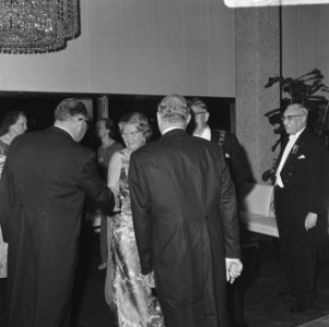 Koningin Juliana wordt voorgesteld aan , Bestanddeelnr 919-1681