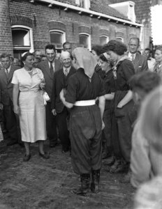 Koningin Juliana op bezoek in het zwaar door de watersnood getroffen dorp Kruini, Bestanddeelnr 905-8760